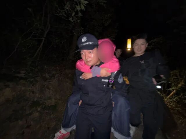 杭州女子刚登顶网红景点，眼睛突然“瞎了”…这类人尤其当心