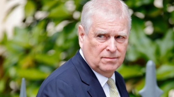 英国安德鲁王子被剥夺头衔及王室住所，他的两个女儿仍保留公主身份