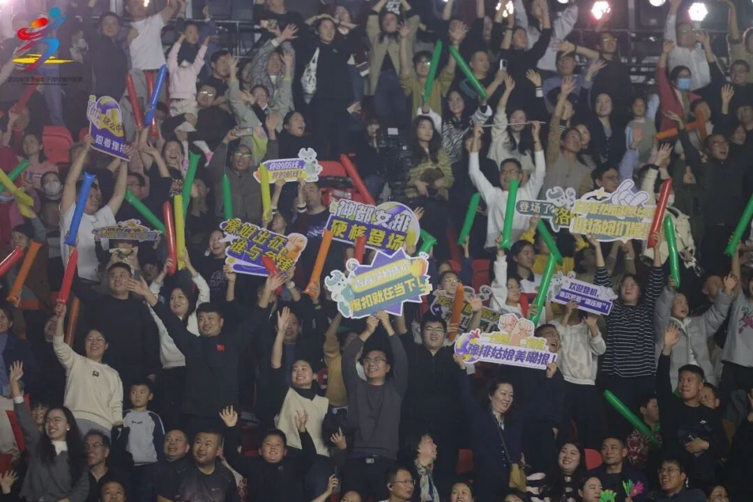 真排场!郎平朱婷亮相豫排联赛 真排场!郎平朱婷亮相豫排联赛