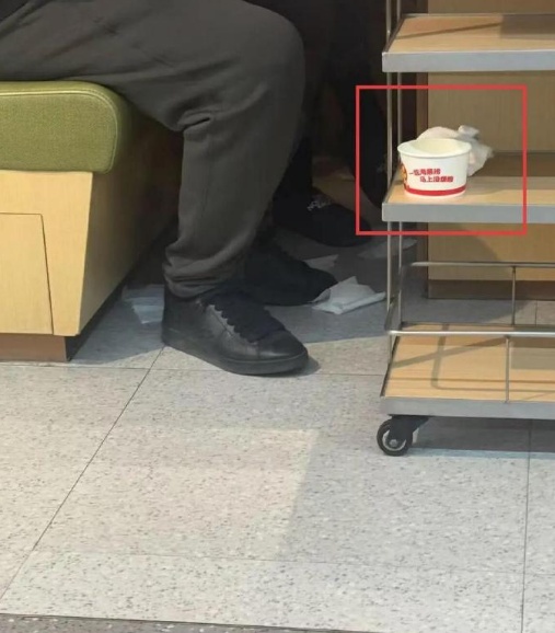 事发知名火锅店！邻桌崩溃：周边一股尿味…