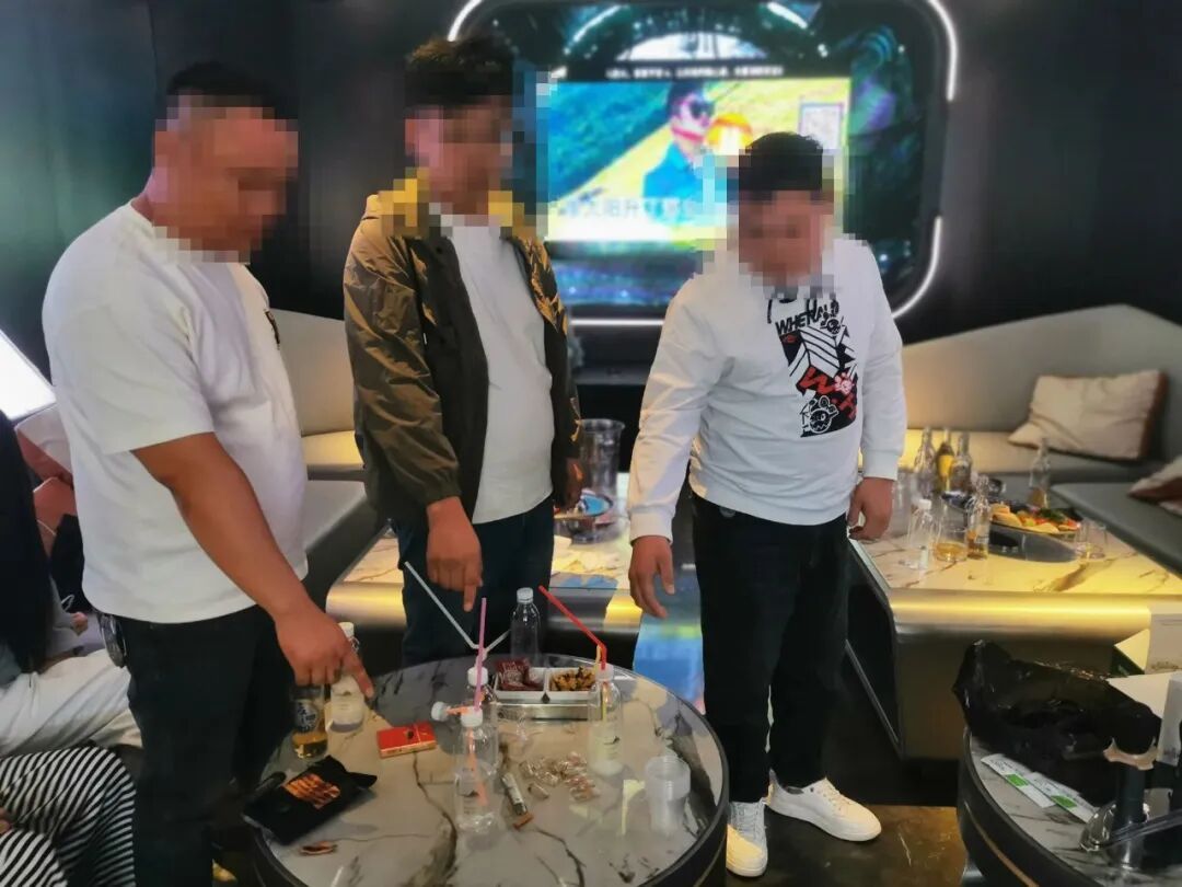 KTV包厢内，四男三女被控制