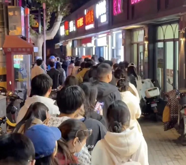 青岛街头一大群人裹着羽绒服排长队,就为了买它!网友:足足排了4个小时 青岛街头一大群人裹着羽绒服排长队,就为了买它!网友:足足排了4个小时