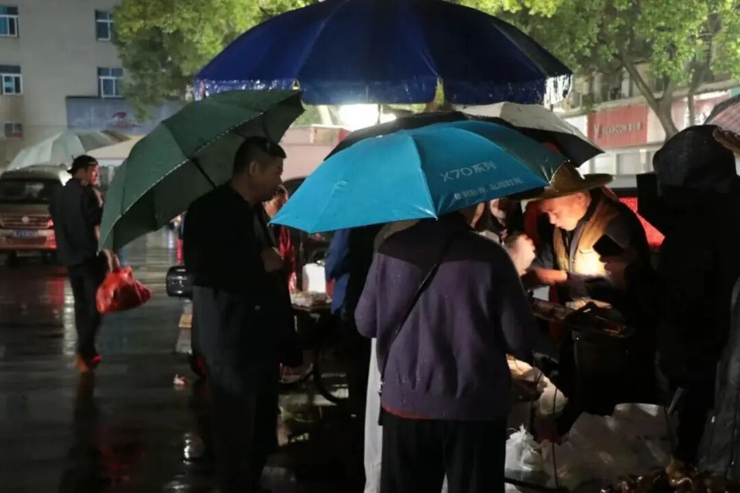 71岁的“糕尖胚主理人”，天没亮就被“追”！