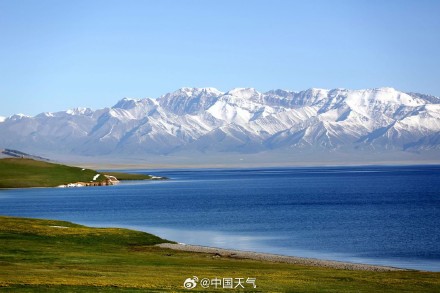 赛里木湖雪山蓝湖惊艳同框