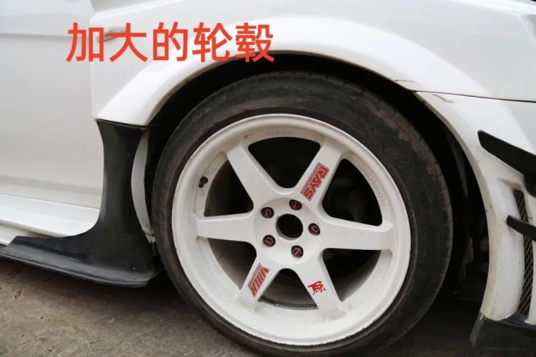 花数万为爱车“换脸”，他等来的不是赞美而是罚单……