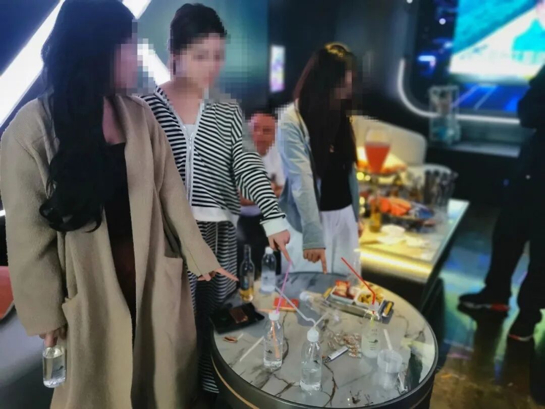 KTV包厢内，四男三女被控制