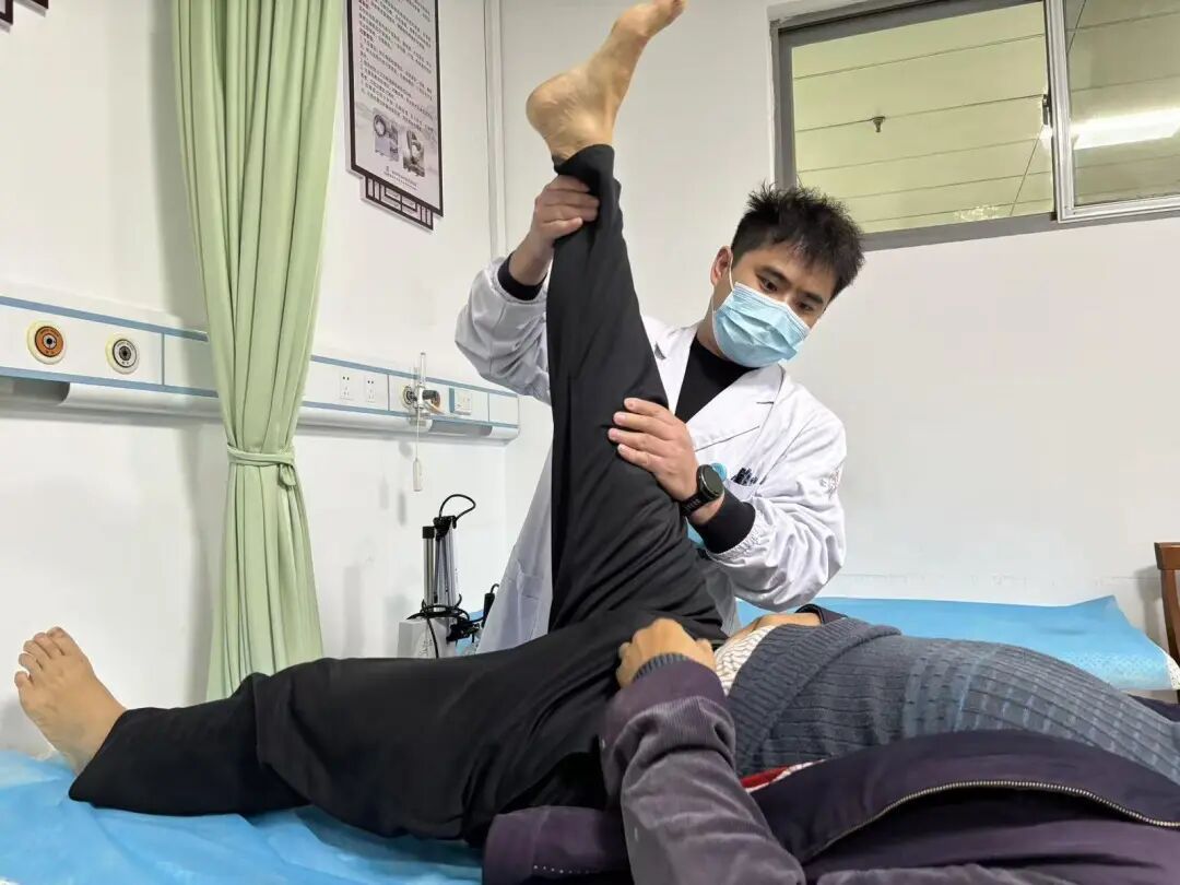 杭州一男子,下车瞬间腰“折”了!与这个爱好有关! 杭州一男子,下车瞬间腰“折”了!与这个爱好有关!