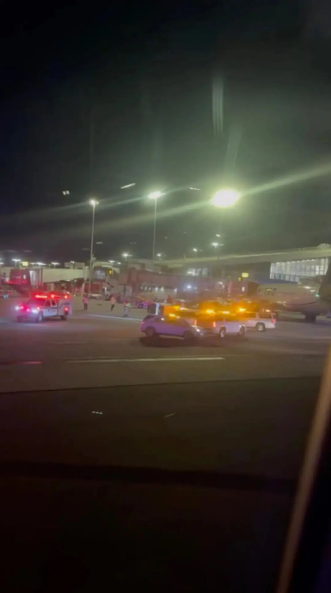 美国纽约两架联合航空客机发生地面擦碰事故 美国纽约两架联合航空客机发生地面擦碰事故