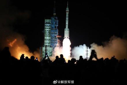 神舟二十一号点火瞬间高清大图直出 神舟二十一号点火瞬间高清大图直出