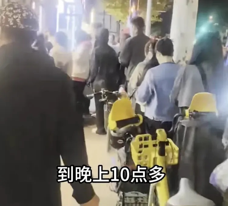 青岛街头一大群人裹着羽绒服排长队,就为了买它!网友:足足排了4个小时 青岛街头一大群人裹着羽绒服排长队,就为了买它!网友:足足排了4个小时