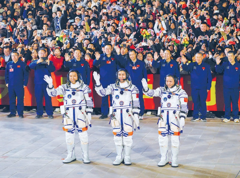 神舟二十一号载人飞行任务航天员乘组出征侧记 神舟二十一号载人飞行任务航天员乘组出征侧记