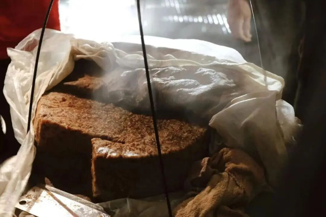 71岁的“糕尖胚主理人”，天没亮就被“追”！