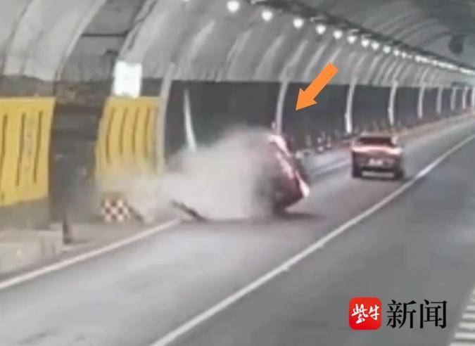 隧道内发生事故翻了个底朝天!司机坦言:当时右手牵着老婆的手 隧道内发生事故翻了个底朝天!司机坦言:当时右手牵着老婆的手