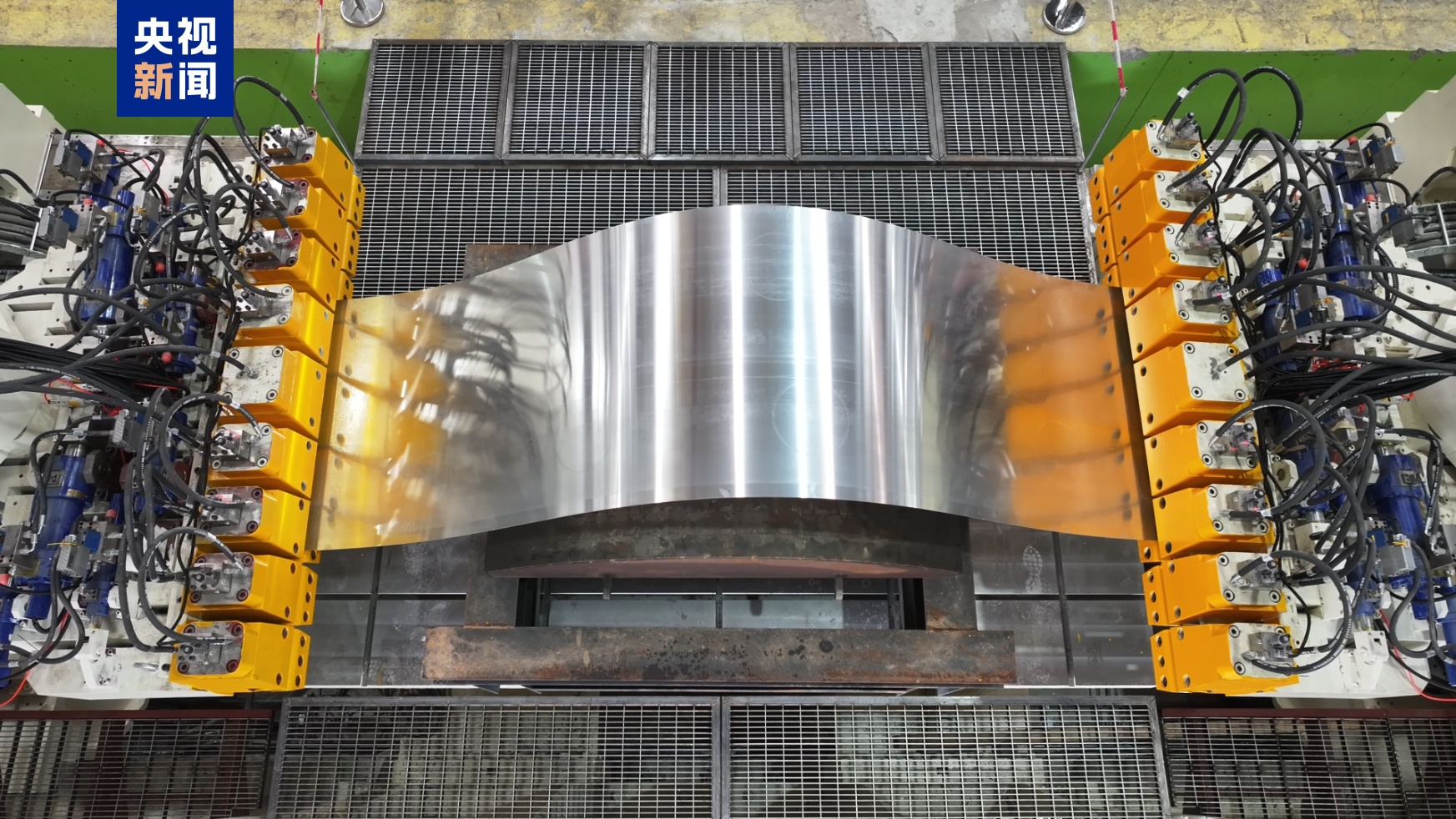 我国航空制造装备领域取得重大突破 世界最大蒙皮拉伸机通过验收 我国航空制造装备领域取得重大突破 世界最大蒙皮拉伸机通过验收