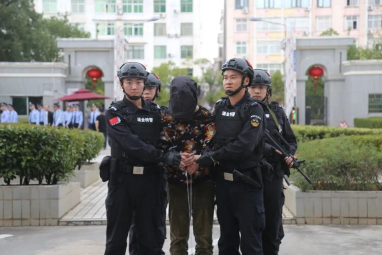 男子在广东抢劫杀人、在江西拦路抢劫，潜逃29年被抓获，冒用他人身份“改头换面”藏匿在小村庄