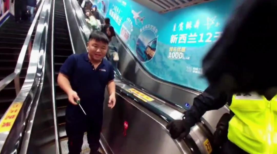 上海地铁“黑猫警长”双腿被夹，市民接力救助，网友：“人好，猫好，上海好！”