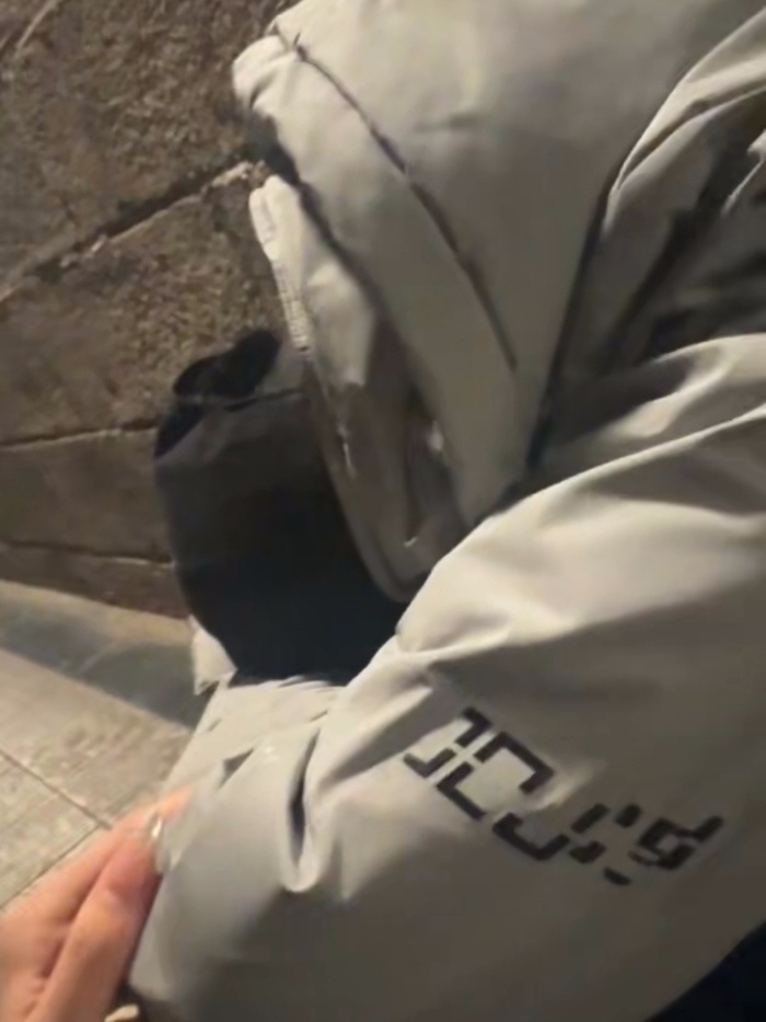 23岁女孩散步遇哭泣少年，拼尽全力拉住欲跳河的他，少年姐姐发来感谢短信