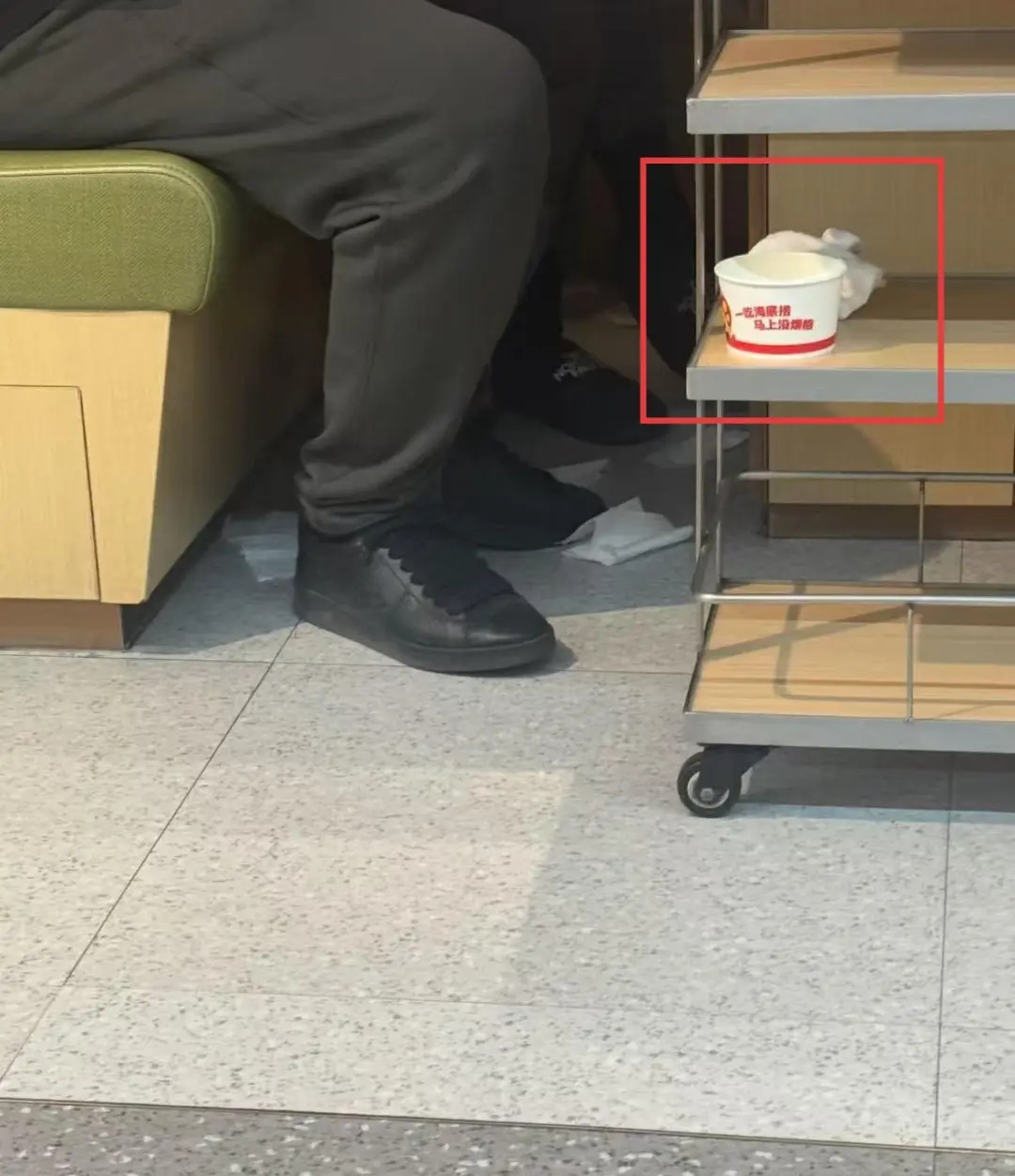 事发海底捞！太恶心了，邻桌家长用纸碗给孩子接小便……最新回应