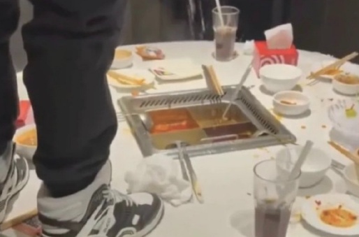 事发知名火锅店！邻桌崩溃：周边一股尿味…