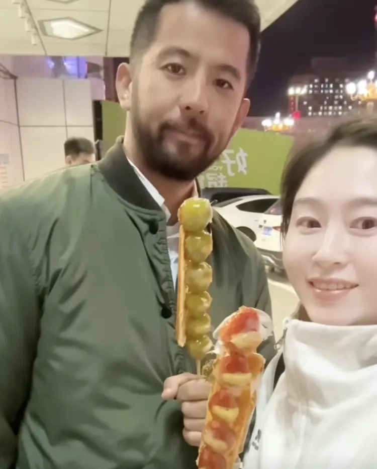 青岛街头一大群人裹着羽绒服排长队,就为了买它!网友:足足排了4个小时 青岛街头一大群人裹着羽绒服排长队,就为了买它!网友:足足排了4个小时