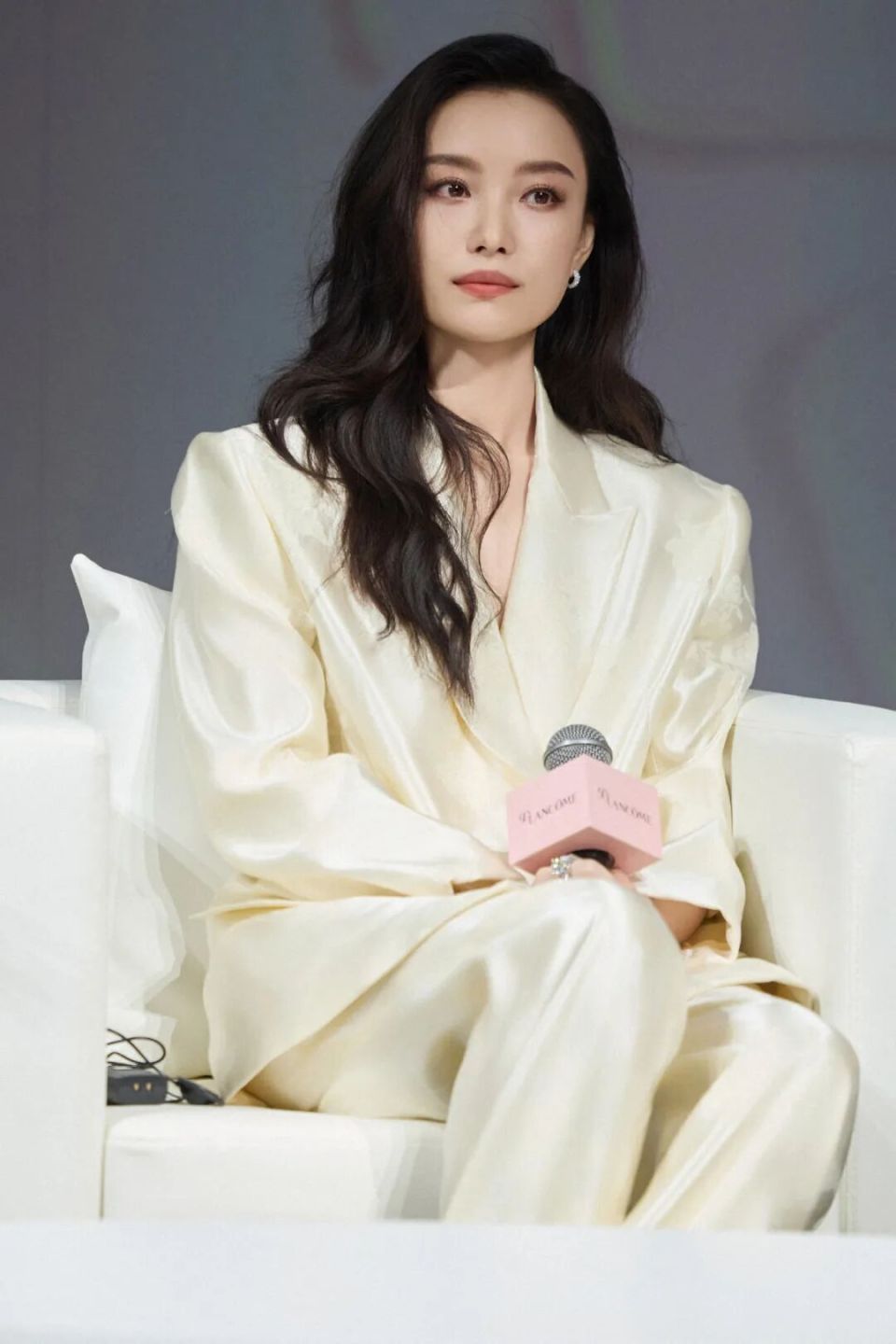 倪妮方发声明回应王家卫录音内容,否认有“后台”“靠山” 倪妮方发声明回应王家卫录音内容,否认有“后台”“靠山”