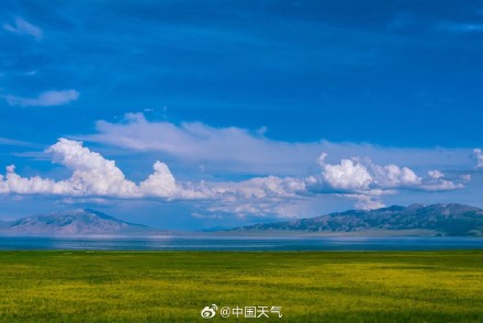 赛里木湖雪山蓝湖惊艳同框