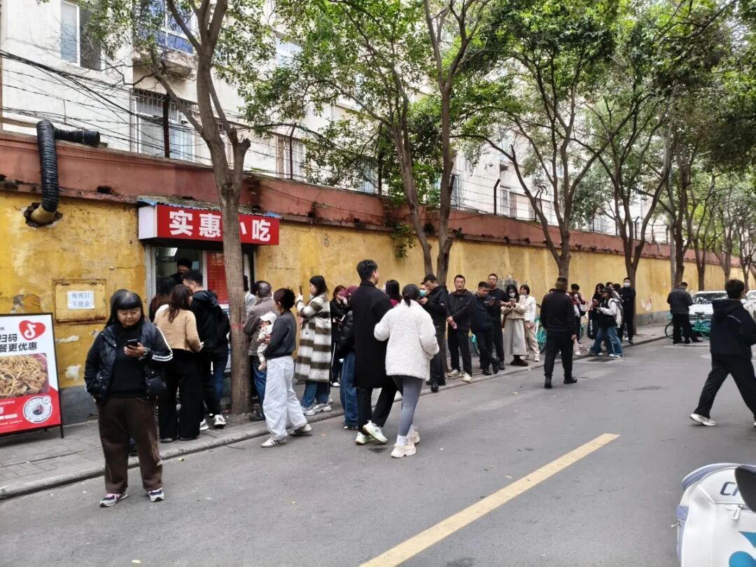 郑州炒八掺爆火一个月，如今现状如何？老板娘回应质疑：我就是做饭的，没有想过当明星