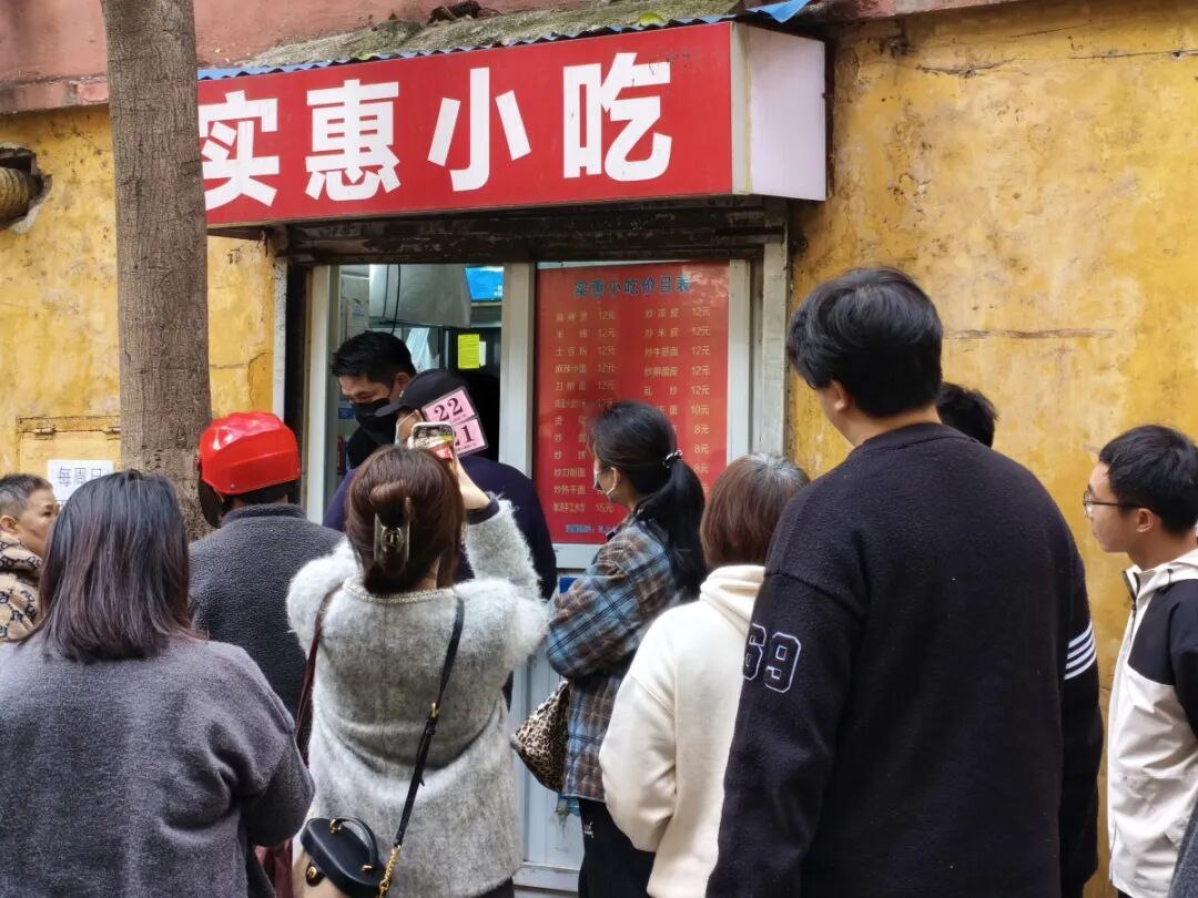 郑州炒八掺爆火一个月，如今现状如何？老板娘回应质疑：我就是做饭的，没有想过当明星