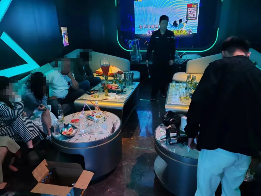 KTV包厢内，四男三女被控制