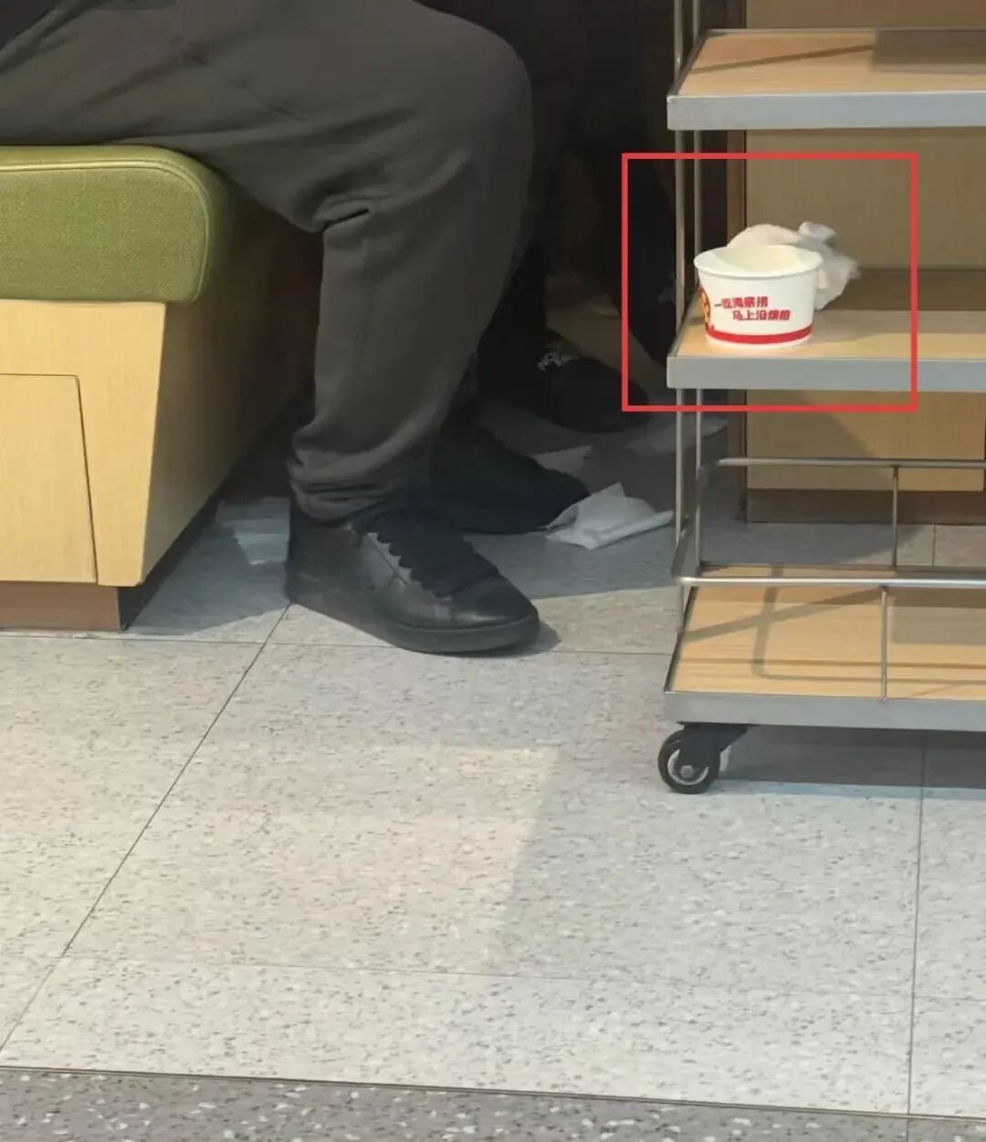 太恶心!家长在海底捞用纸碗给孩子接小便!海底捞回应…… 太恶心!家长在海底捞用纸碗给孩子接小便!海底捞回应……