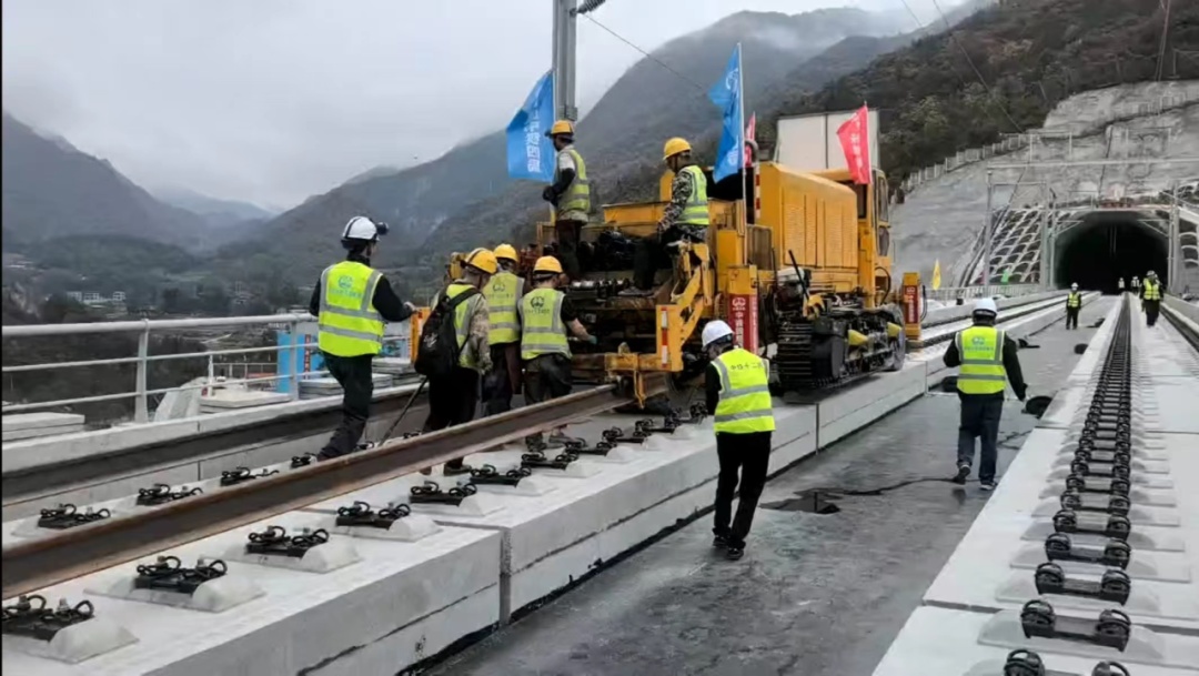 这条时速350公里高铁,全线完成铺轨! 这条时速350公里高铁,全线完成铺轨!