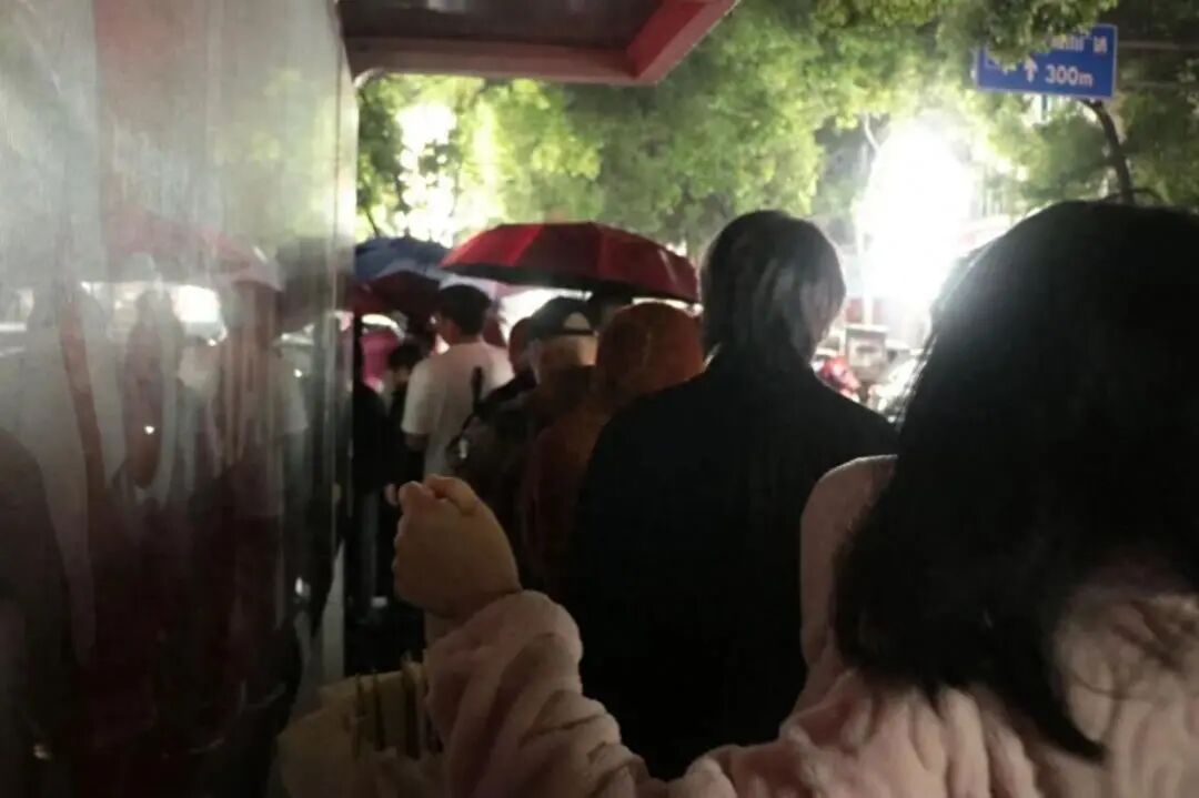 71岁的“糕尖胚主理人”，天没亮就被“追”！