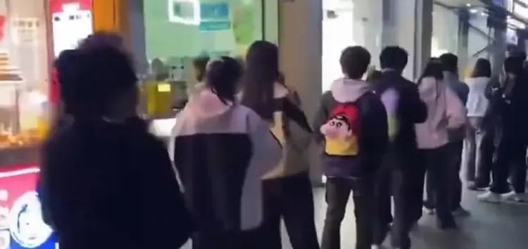 青岛街头一大群人裹着羽绒服排长队,就为了买它!网友:足足排了4个小时 青岛街头一大群人裹着羽绒服排长队,就为了买它!网友:足足排了4个小时