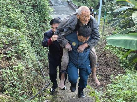 81岁老人坠崖 他们带着无人机、搜救犬找到了 81岁老人坠崖 他们带着无人机、搜救犬找到了