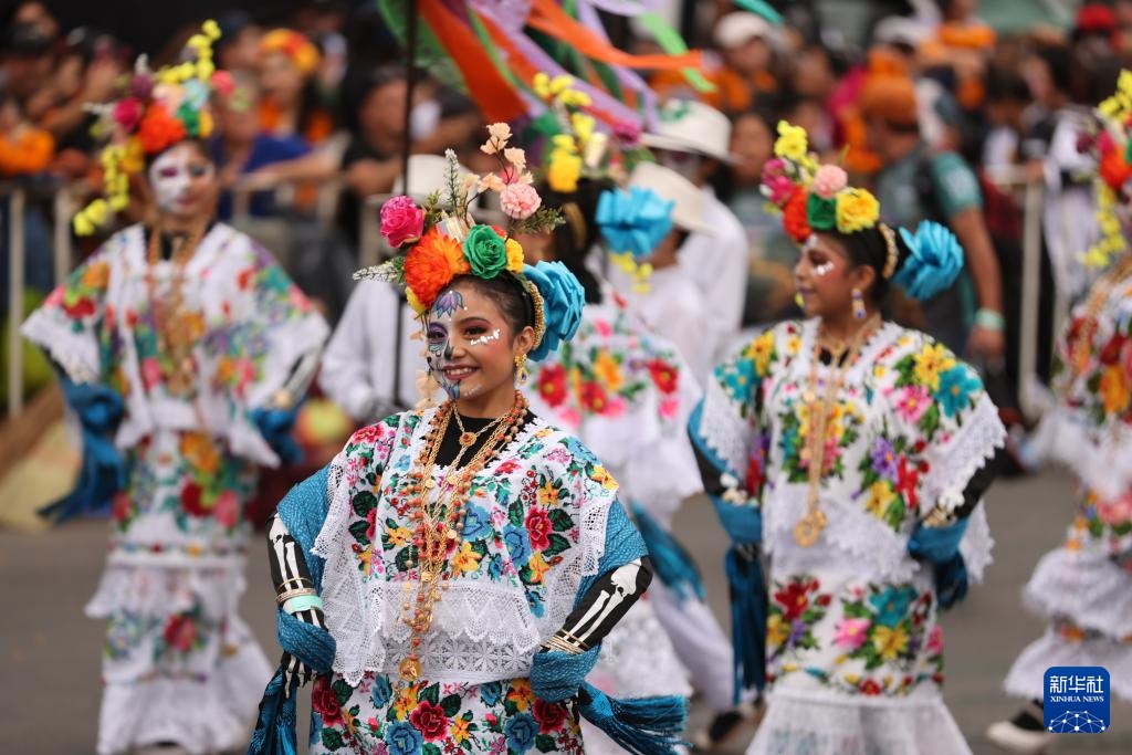 墨西哥城举行亡灵节游行