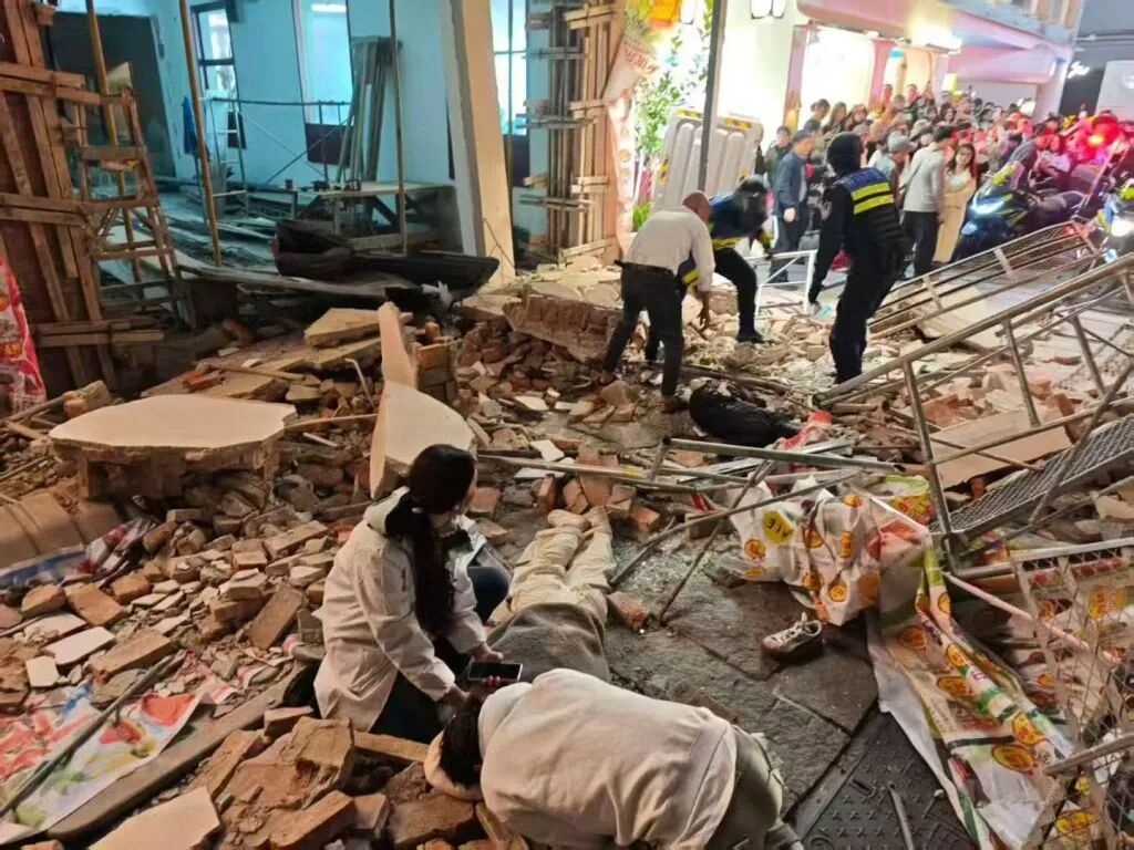 网红街巷墙体突发垮塌，致2死2伤！若遇建筑坍塌该如何避难？