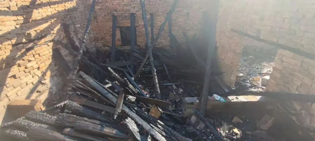 夫妻俩为了灭跳蚤,竟把自家烧了! 夫妻俩为了灭跳蚤,竟把自家烧了!