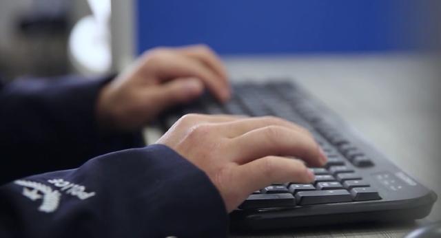 “她这么高冷,肯定不会是假的吧!” “她这么高冷,肯定不会是假的吧!”