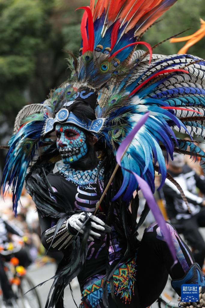 墨西哥城举行亡灵节游行