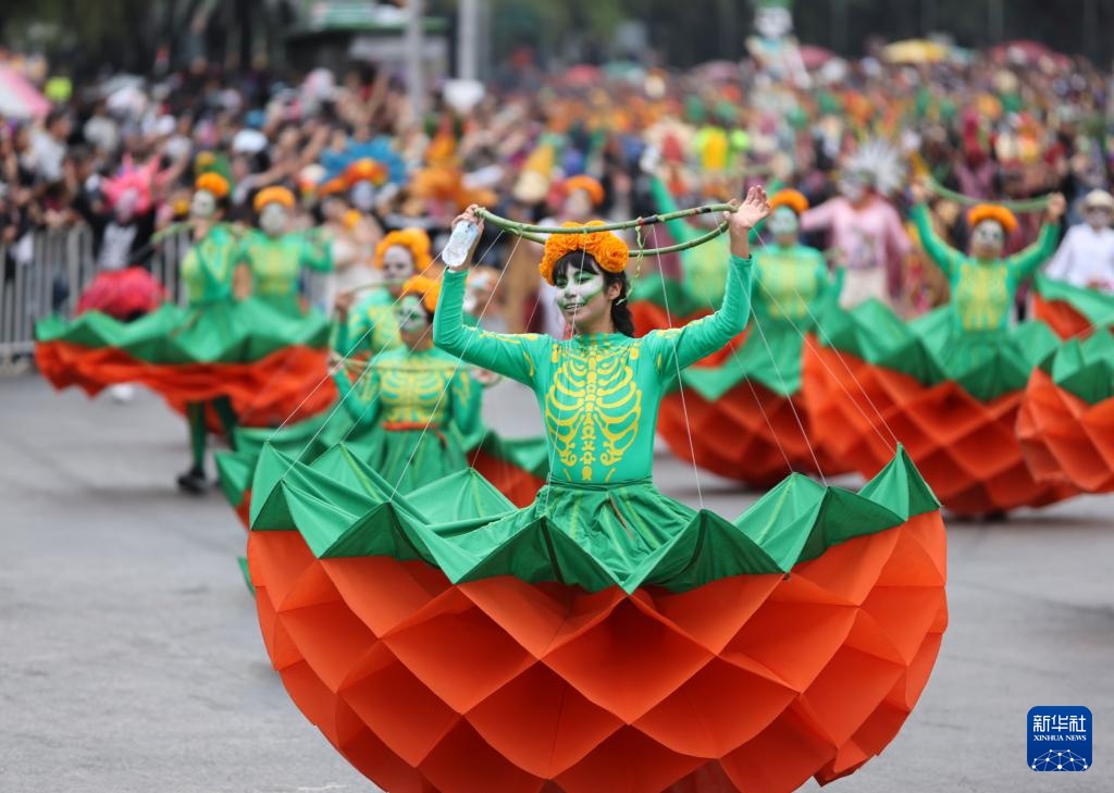 墨西哥城举行亡灵节游行