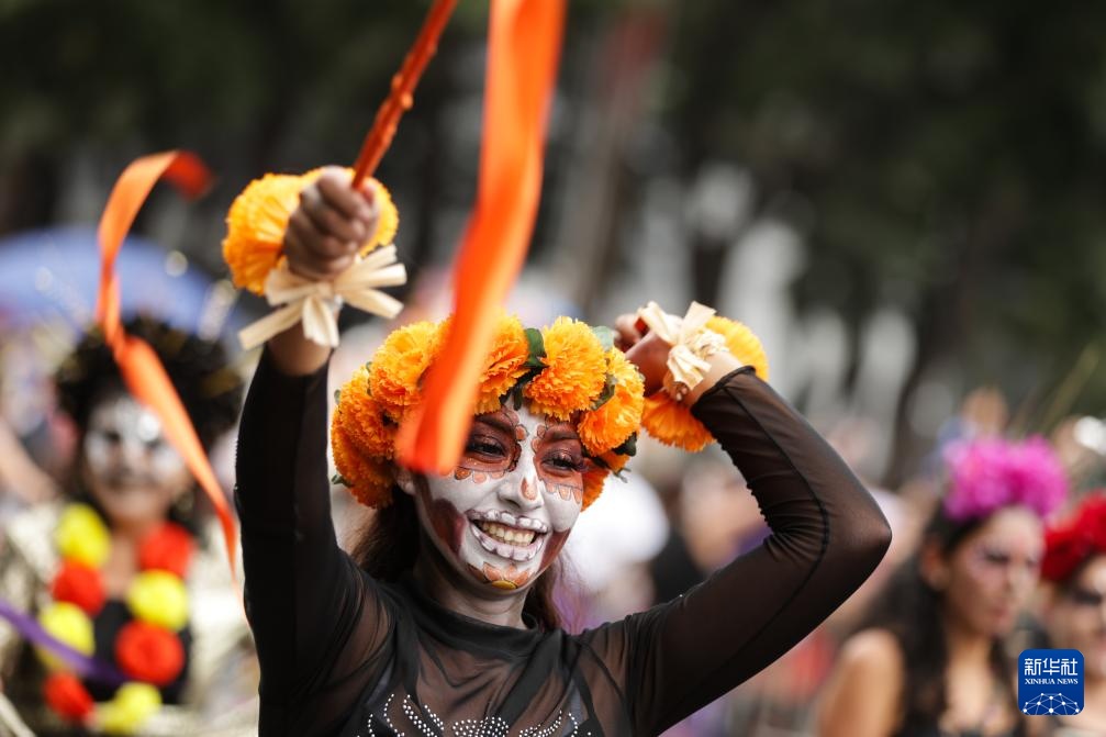 墨西哥城举行亡灵节游行