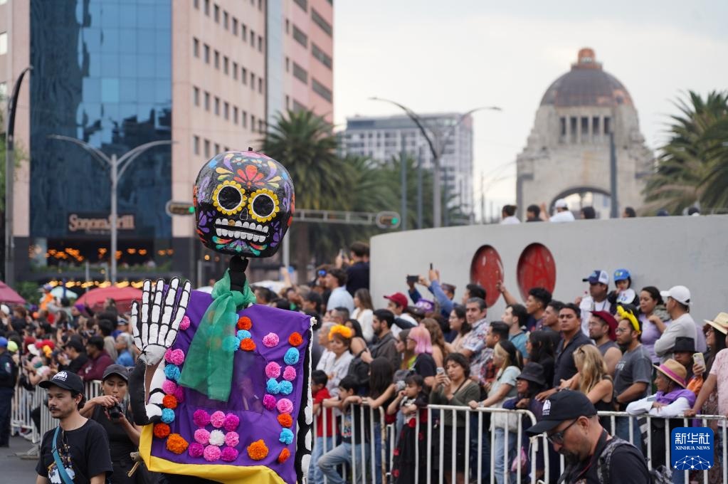 墨西哥城举行亡灵节游行