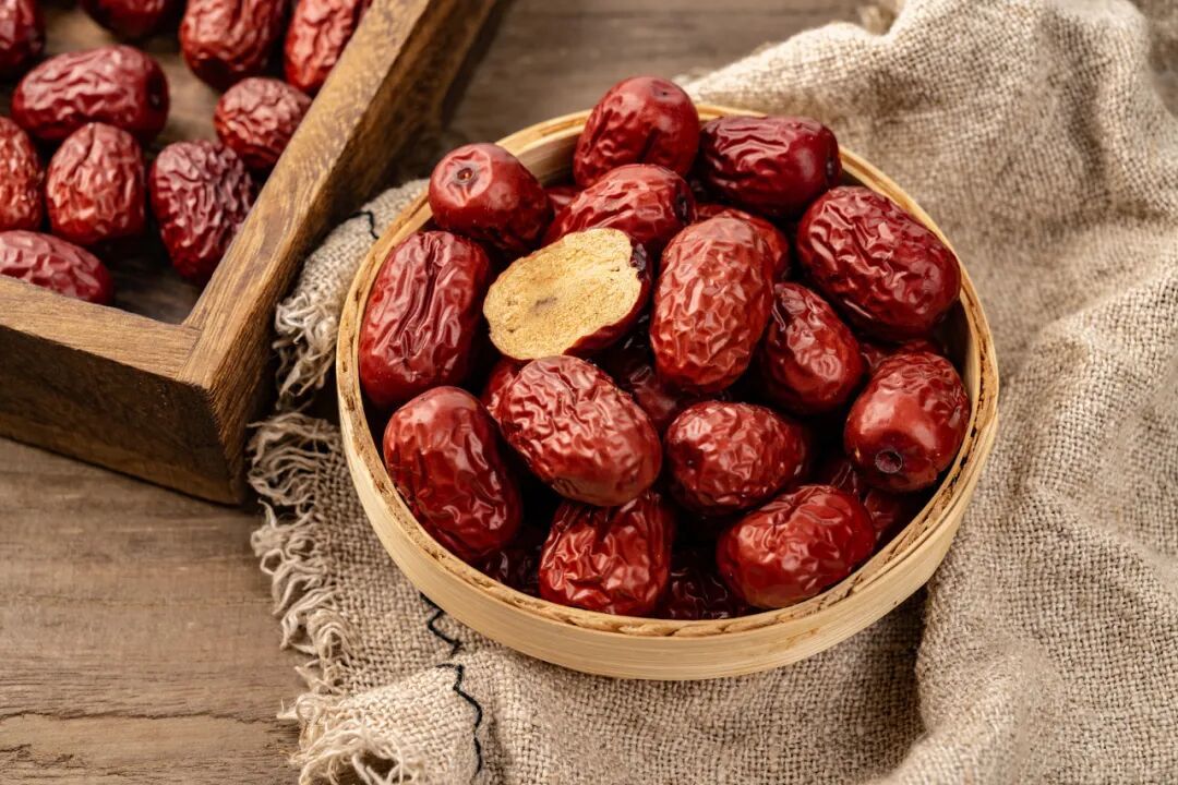 秋冬“神仙果”找到了，让你气血足、睡得好、不显老～叶子也是宝，血压血糖都受益