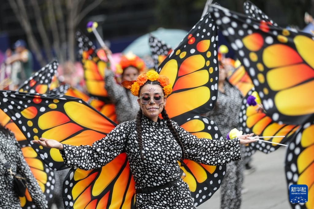 墨西哥城举行亡灵节游行