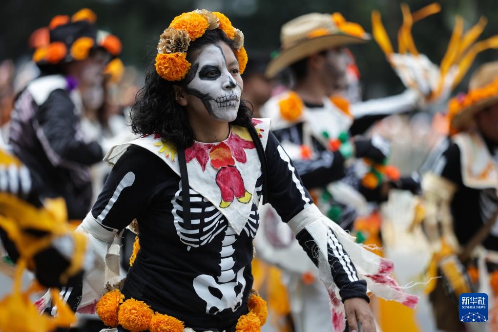 墨西哥城举行亡灵节游行