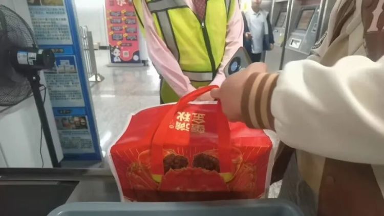 活的大闸蟹不能“坐”上海地铁？一天十几人被拦下，“建议另寻出行方式”