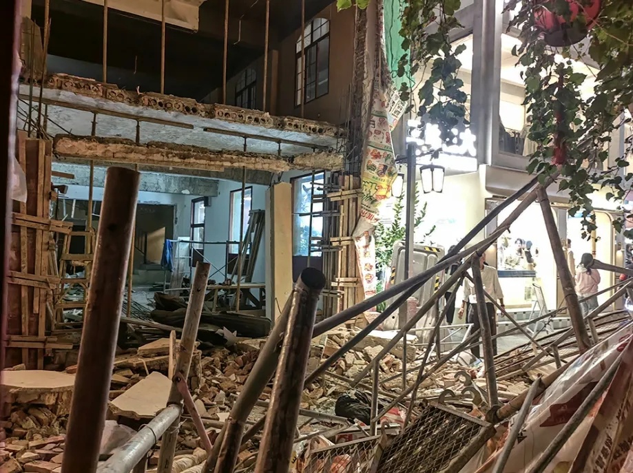 长沙网红街区墙体垮塌,2名女孩遇难,均未满25岁 长沙网红街区墙体垮塌,2名女孩遇难,均未满25岁