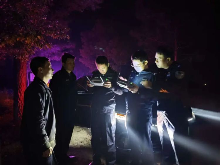 “热成像”助力,警方淤泥中探出“生命信号”…… “热成像”助力,警方淤泥中探出“生命信号”……