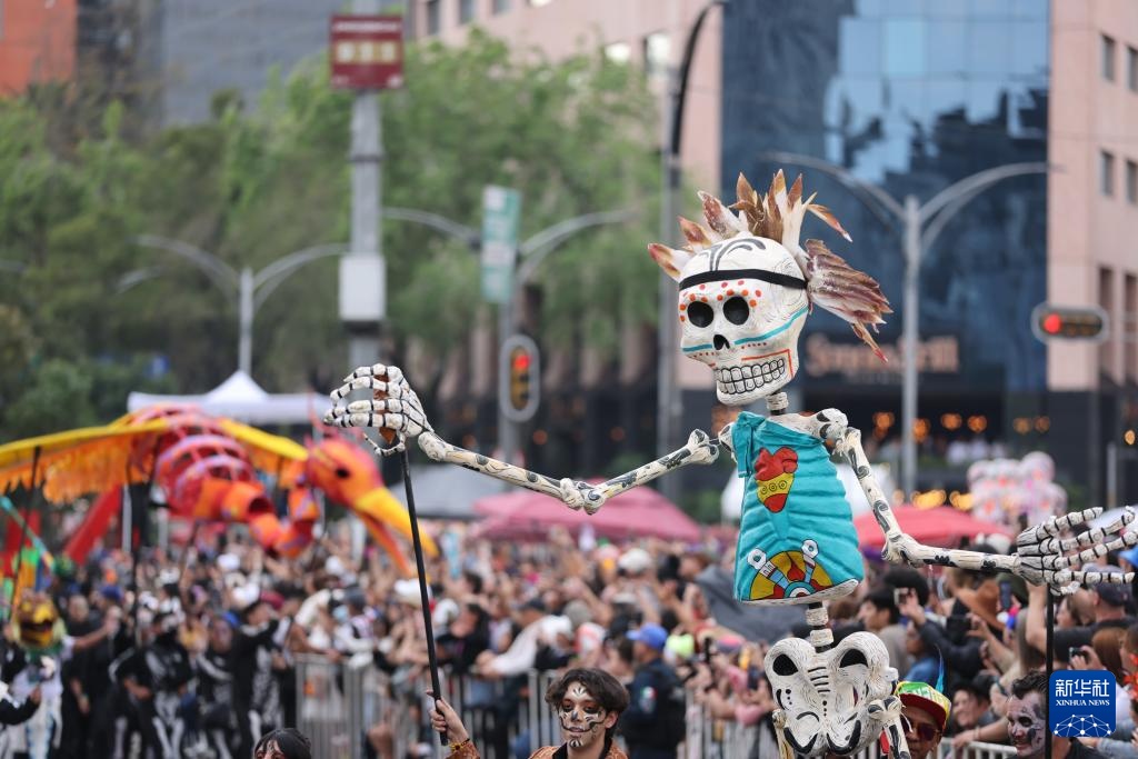 墨西哥城举行亡灵节游行