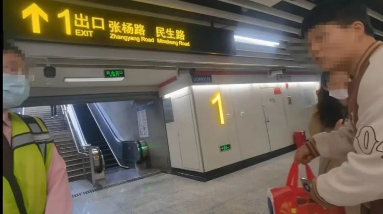 活的大闸蟹不能“坐”上海地铁？一天十几人被拦下，“建议另寻出行方式”
